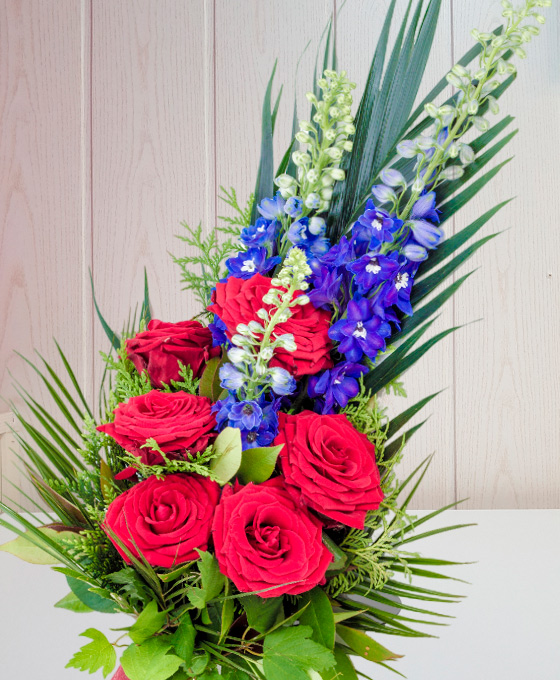 Ramo de Flores Rojas y Azules en España